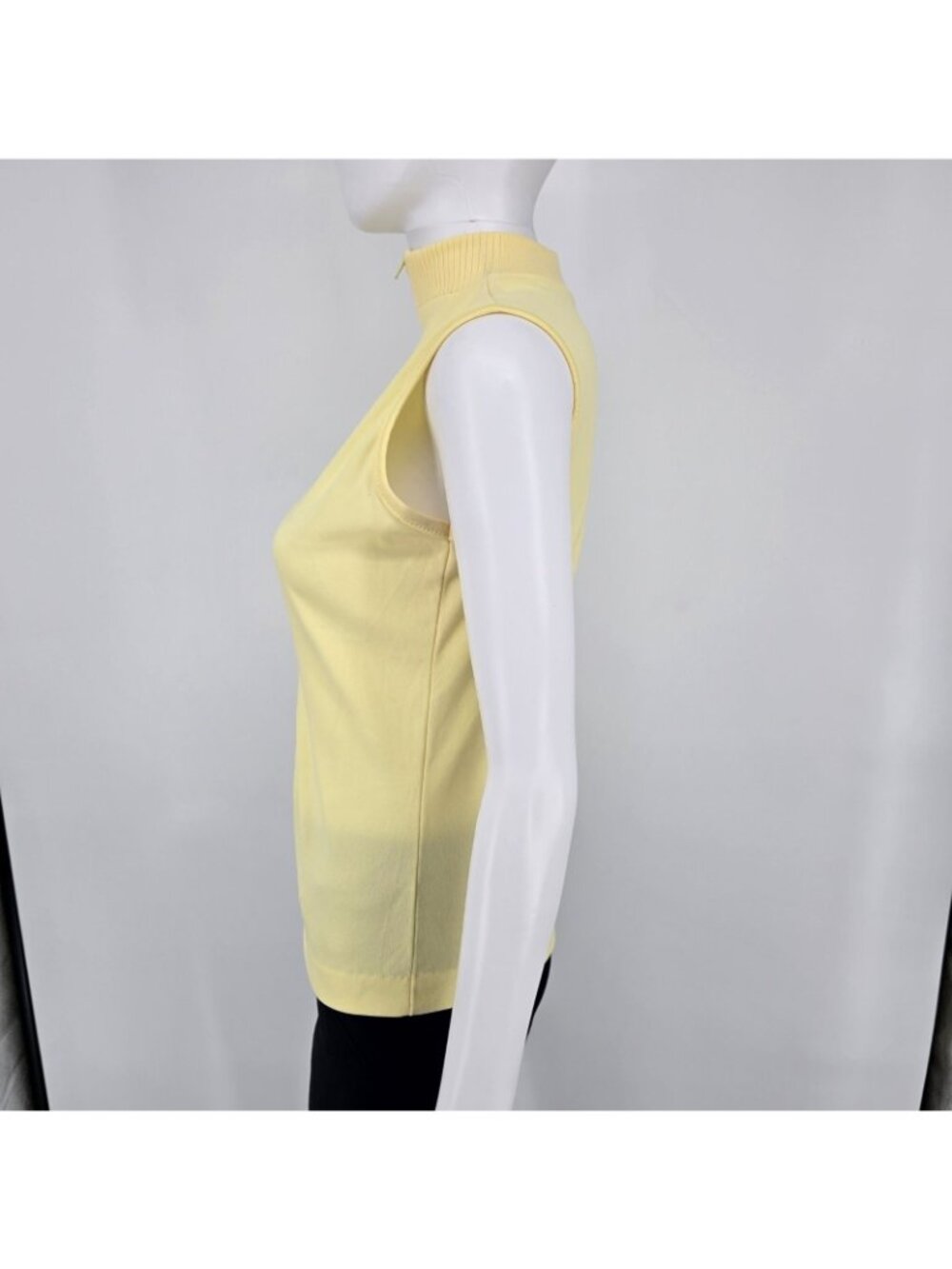 Vintage 1990s Women's Butter Yellow Knit Mock Neck Sleeveless Zip Top (S/M) - Picture 7 of 13